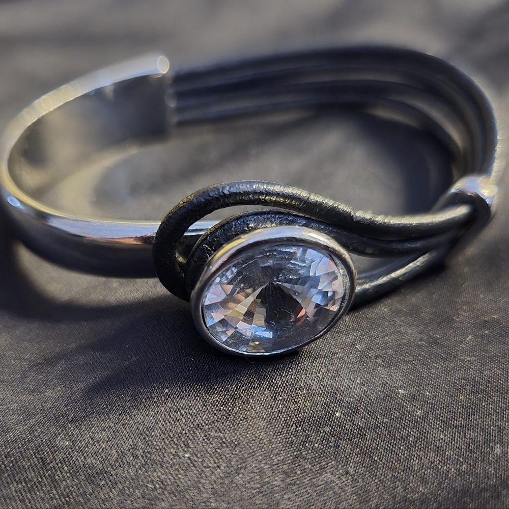 🌟 Modern Crystal & Leather Cuff Bracelet – Silver Tone